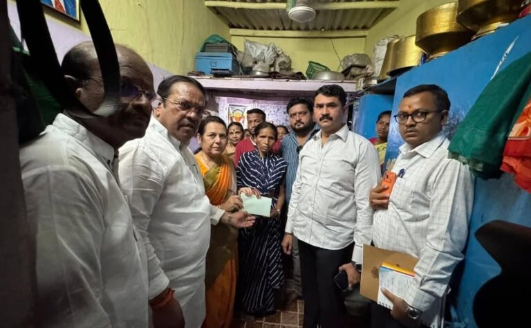 डॉ. नीलम गोऱ्हे यांनी विषारी दारू दुर्घटनेतील मृतांच्या कुटुंबियांची घेतली भेट 