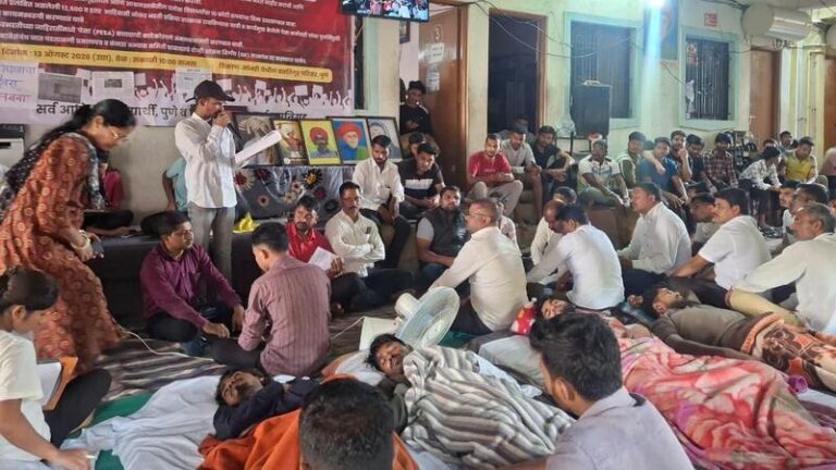 पुण्यात आदिवासी विद्यार्थ्यांच्या उपोषणाचा १३ वा दिवस, एका विद्यार्थ्यांची प्रकृती चिंताजनक