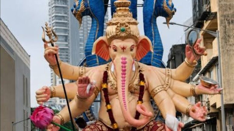 मुंबईत ‘भुलेश्वरचा राजा’ची मूर्ती कोसळून दोघांचा मृत्यू ; गणपती आगमन मिरवणुकीत घडली दुर्घटना 
