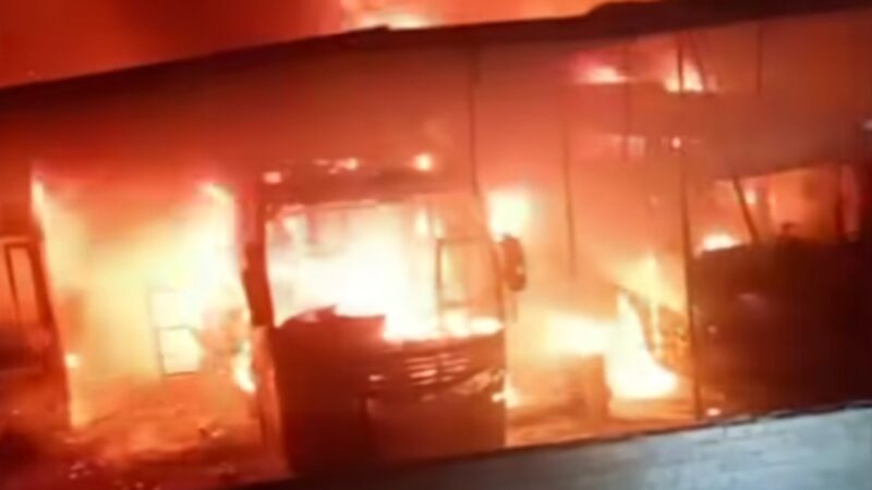 भोसरीमध्ये तीन खासगी बसला आग, १ बस जळून खाक