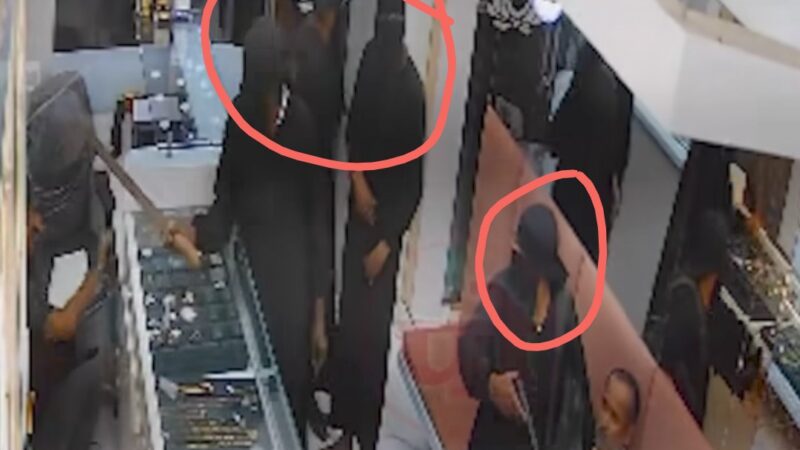 आपला शेजारी खरा पहारेकरी ! ज्वेलर्स दुकानात दरोडा टाकण्याचा प्रयत्न फसला ; खेड शिवापूर येथील घटना 