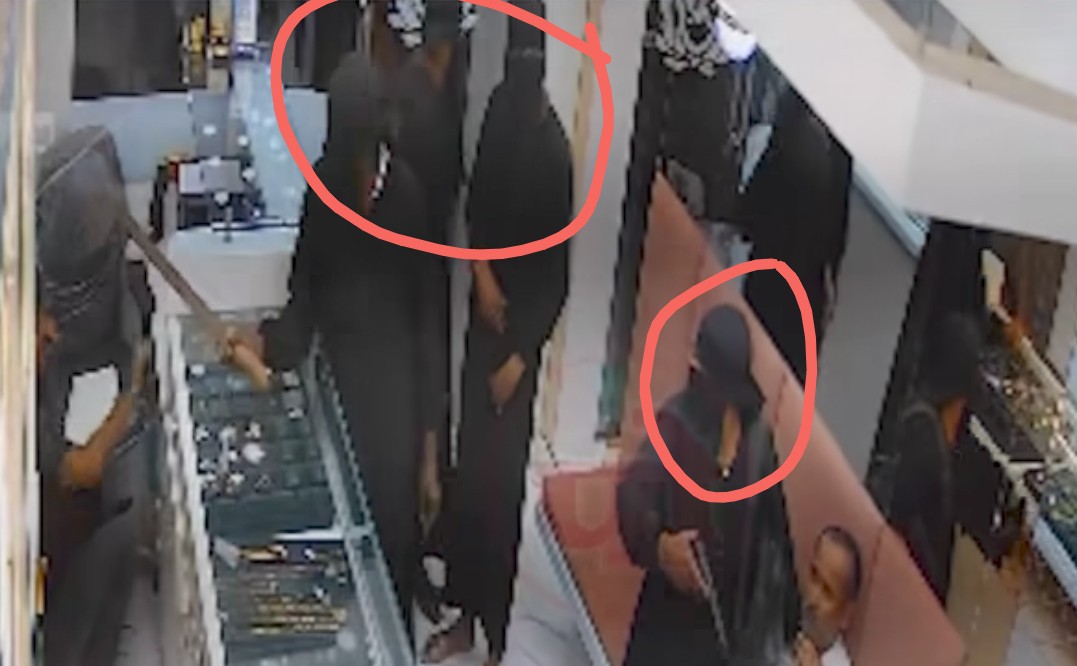 आपला शेजारी खरा पहारेकरी ! ज्वेलर्स दुकानात दरोडा टाकण्याचा प्रयत्न फसला ; खेड शिवापूर येथील घटना