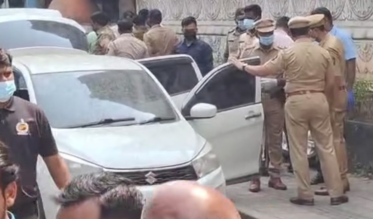 सारसबागेजवळ दोन दिवसांपासून उभ्या केलेल्या बंद कारमध्ये आढळला तरुणाचा मृतदेह
