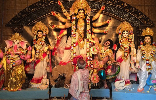 पश्चिम बंगालमध्ये दुर्गा पूजा उत्सवाच्या दरम्यान चेंगराचेंगरी, १७ भाविकांचा मृत्यू