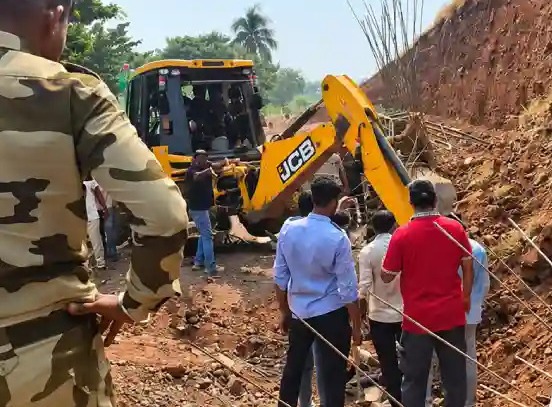 पुणे-सोलापूर महामार्गावर भीषण दुर्घटना; मातीच्या ढिगाऱ्याखाली दबून मजुराचा मृत्यू, एक जखमी