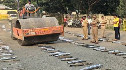 मॉडिफाइड सायलेन्सर आणि फॅन्सी नंबर प्लेट्सवर बुलडोझर, पिंपरी-चिंचवड वाहतूक पोलिसांची कारवाई