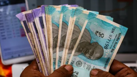 गुंतवणूकीतून जास्त लाभाचे आमिष दाखवून ६३ लाखांची फसवणूक