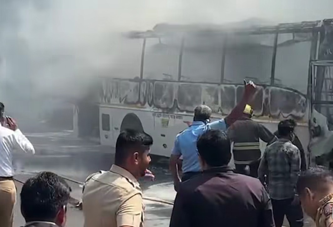 पुण्यात शिवाई बसला भीषण आग; चालकाच्या प्रसंगावधानामुळे १७ प्रवाशांचा जीव वाचला