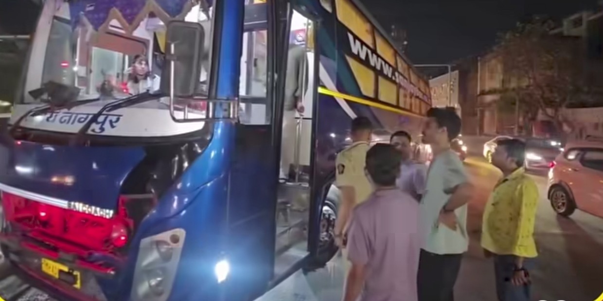 भररस्त्यात उभ्या लक्झरी बसमुळे वाकडमध्ये वाहतूक कोंडी… कारण ऐकून चक्रावून जाल