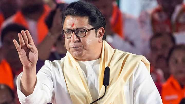 पुण्यात विद्यार्थ्यांच्या आंदोलनस्थळी मनसे अध्यक्ष राज ठाकरे ; म्हणाले..’महाराष्ट्राच्या मुला-मुलींच्या नोकरीसाठी मी….’