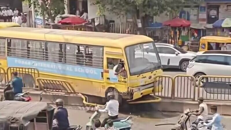 समोरून आलेले वाहन वाचवण्याच्या प्रयत्नात स्कुलबस दुभाजकावर चढली ; काळेवाडीमधील घटना 