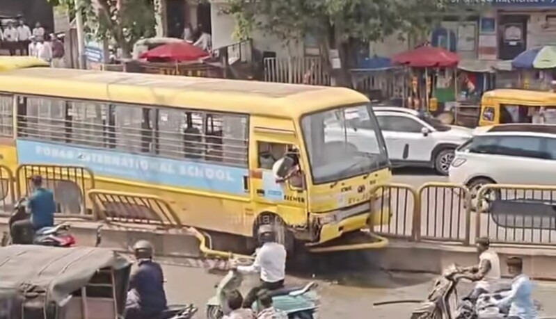 समोरून आलेले वाहन वाचवण्याच्या प्रयत्नात स्कुलबस दुभाजकावर चढली ; काळेवाडीमधील घटना 